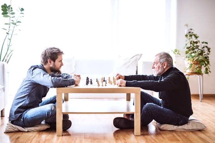 Aktuelle Umfrage der Deutschen Vermögensberatung AG (DVAG) / Überraschende Einigkeit in Geldfragen: Alt und Jung auf einer Wellenlänge (FOTO)