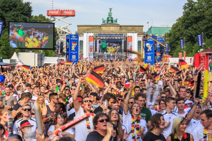 Fanmeile: Tochterunternehmen der Messe Berlin veranstaltet größtes Public-Viewing-Event Deutschlands (FOTO)