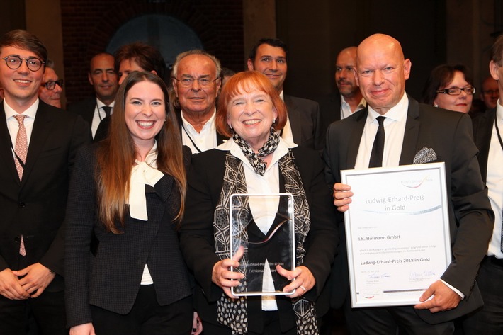 Hofmann Personal erhält Ludwig Erhard Preis in Gold / Das Unternehmen setzt in vorbildlicher Weise das EFQM-Modell für Excellence um und erfüllt zeitgemäße Forderungen und Kriterien nachhaltig (FOTO)
