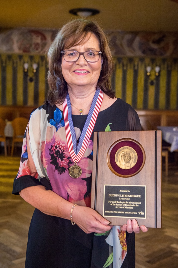 Weltweit wichtigster Robotik-Award geht an IFR-Generalsekretärin Litzenberger (FOTO)