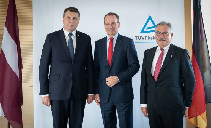 Lettischer Präsident Vejonis zu Besuch bei TÜV Rheinland (FOTO)