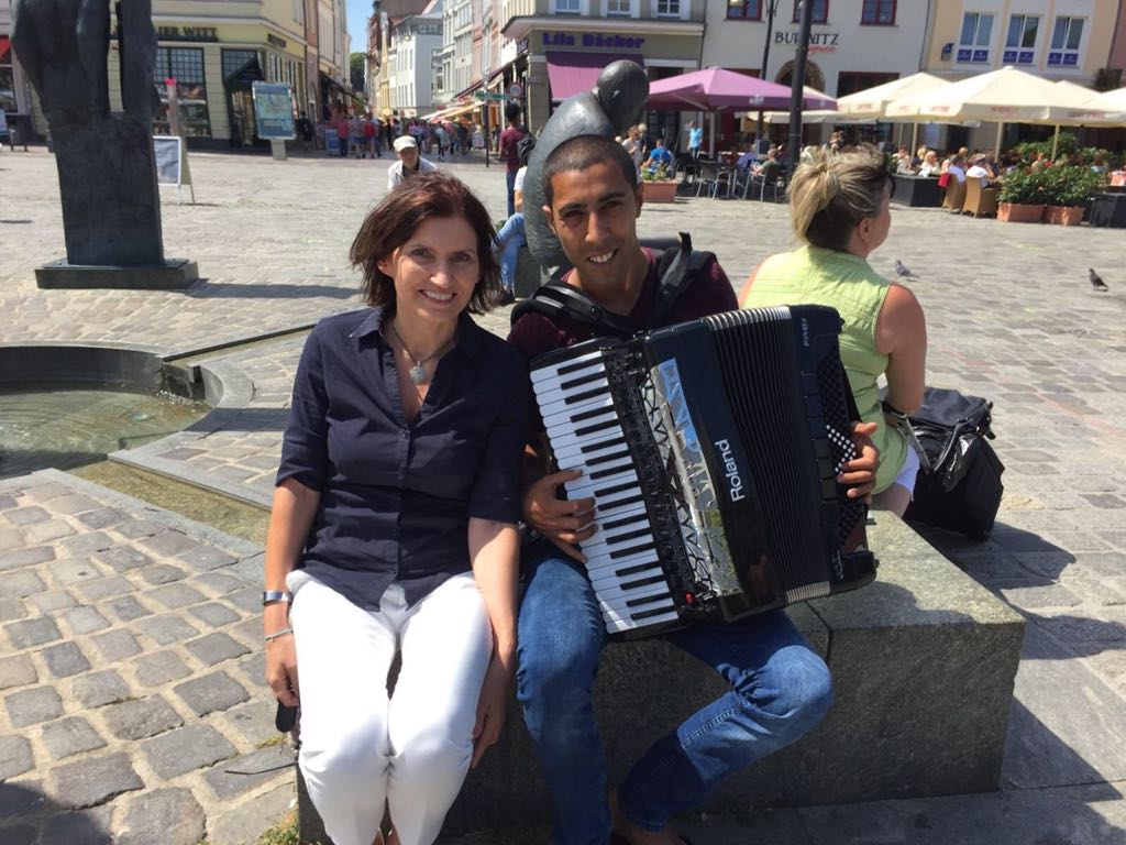 BNI-Team spendet 1700 Euro für Rostocker Straßenmusiker