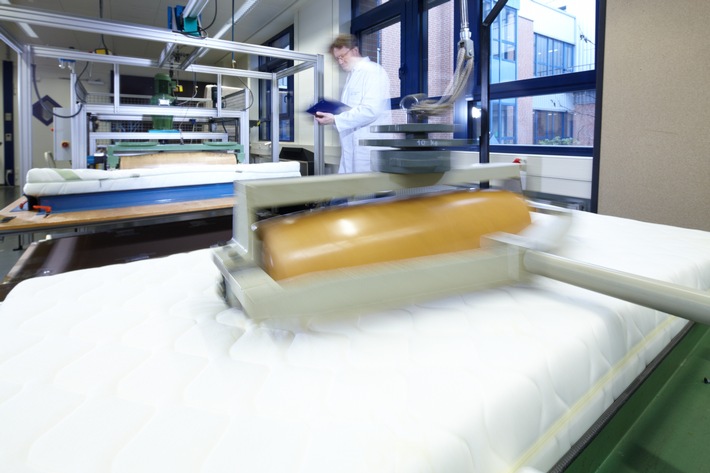 TÜV Rheinland: Neue Matratzen ausgiebig testen / Matratze und Lattenrost gemeinsam kaufen / Auf Prüfzeichen achten (FOTO)