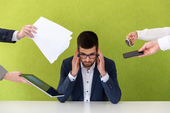 Die 6-Tage-Woche ist zurück / Mitarbeiter zahlen die Zeche der Digitalisierung – Überstunden um 30 % gestiegen (neue Studie) (FOTO)