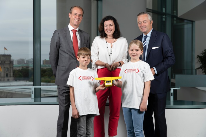 Dorothee Bär übernimmt Schirmherrschaft für die Bildungsinitiative Coding For Tomorrow der Vodafone Stiftung (FOTO)