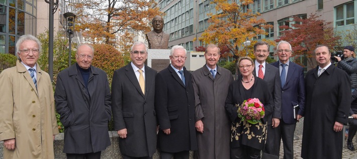 Helmut Kohl an der Spree: Ernst Freiberger-Stiftung enthüllt Denkmal in Berlin / Theo Waigel: „Der erfolgreichste Politiker Deutschlands des letzten Jahrhunderts“ (FOTO)