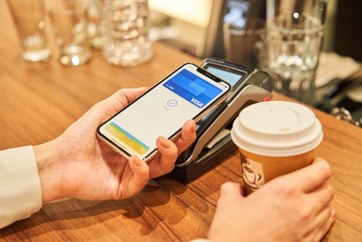Apple Pay jetzt für Visa Karteninhaber in Deutschland verfügbar – einfach, sicher und privat bezahlen / Visa Karteninhaber können Apple Pay weltweit an allen kontaktlosfähigen Bezahlterminals nutzen (FOTO)