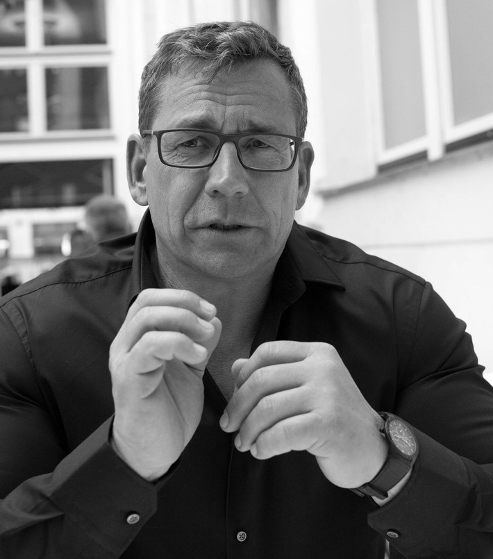 Buch-Neuerscheinung beleuchtet Verantwortung in 26 Facetten – Bernd Kiesewetter: „Das Beschäftigen mit Ethik ist hochgradig elitär“ (FOTO)