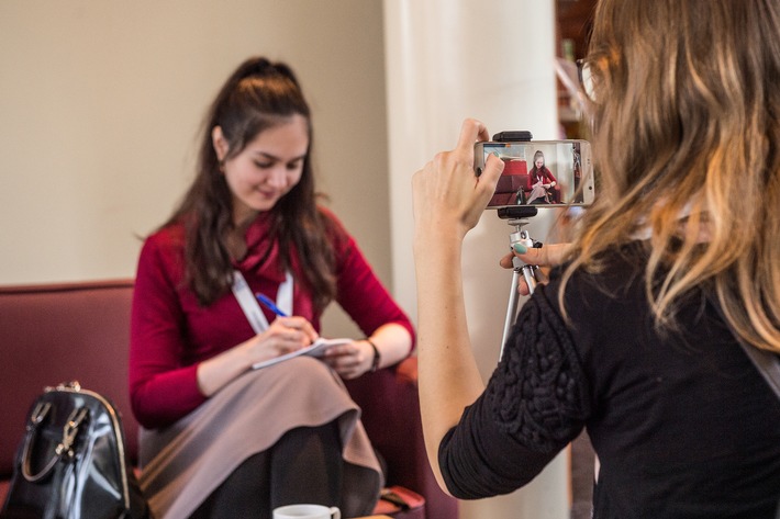 Vertiefen, spezialisieren, professionalisieren: mit den ifp-Bootcamps ins digitale Medienzeitalter starten / Vierteilige Weiterbildungsangebote für zukünftige Daten- und Bewegtbildjournalisten (FOTO)