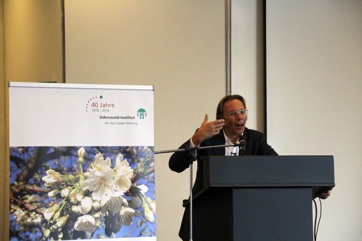 Ihr seid Revolutionäre – Ost-West-Begegnungen und Demokratietraining in der Weinheimer Stadthalle (FOTO)
