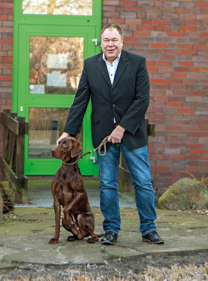 Hundespezialist Schecker ist doppelt spitze / Deutschlands beste Unternehmer / Scheckerüberzeugt als „digitaler Visionär“ und mit Service (FOTO)