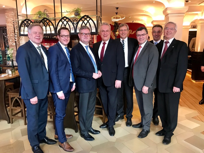 Dr. Franz Rieger und Dr. Martin Huber: Brauchen auch nach dem Brexit einen Informationsaustausch in Sicherheitsfragen – Gespräch mit britischem EU-Kommissar Sir Julian King (FOTO)