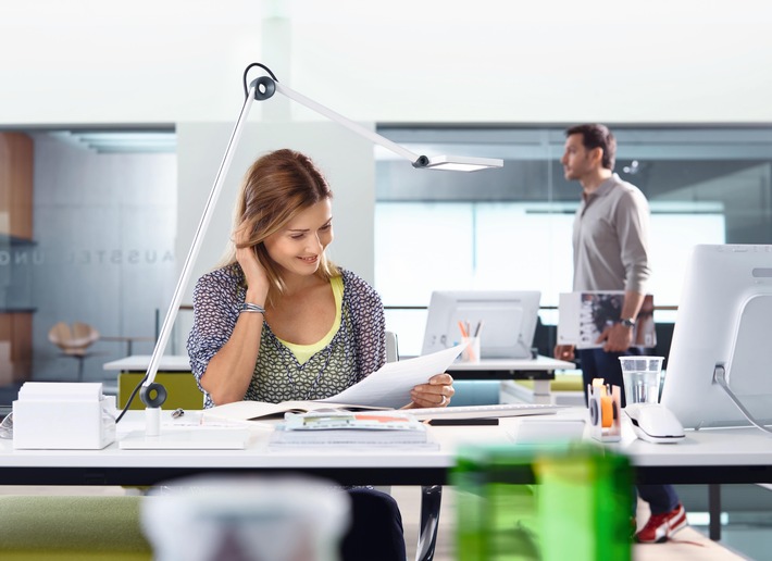 Sitzen macht krank: Die 5 besten Tipps gegen Rückenschmerz im Büro! (FOTO)