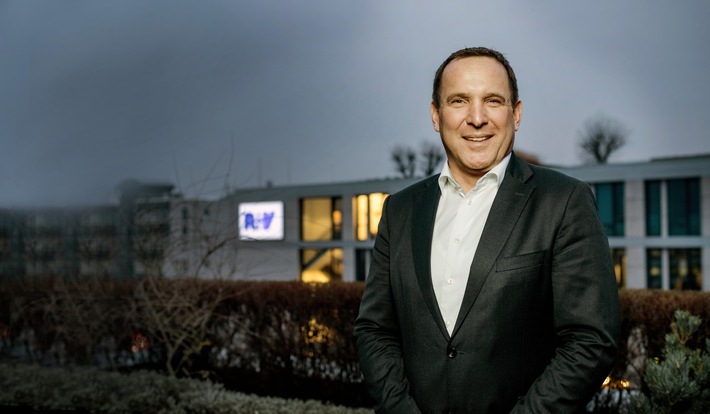 „Versicherungsberater vor Ort haben Zukunft“ / R+V-Vorstand Jens Hasselbächer im Interview mit Porsche Consulting (FOTO)