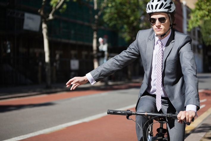Am 17. Mai ist Auf-Arbeit-Radeln-Tag: Dank Rad dem Pendlerwahnsinn entkommen / Unfall auf dem Arbeitsweg – welche Versicherung zahlt? / Welche Regeln sollte ich als Radfahrer unbedingt kennen? (FOTO)