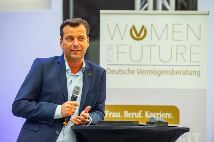 DVAG veranstaltet erneut Frauenkongress / Zwei Tage intensives Netzwerken in Marburg: Deutsche Vermögensberatung setzt auf Frauenpower (FOTO)