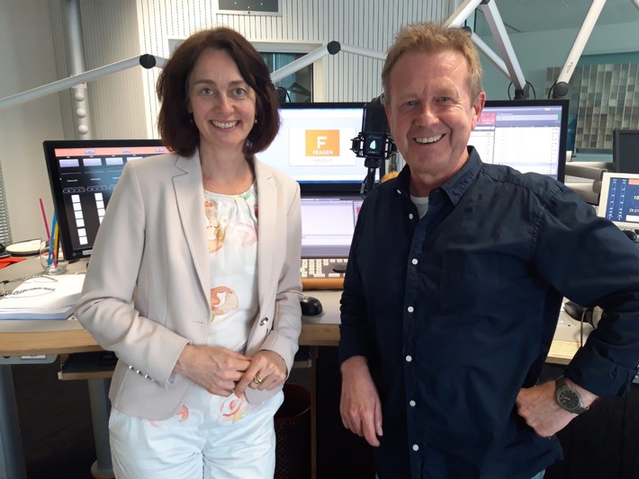 SPD-Politikerin Katarina Barley im Podcast „FRAGEN WIR DOCH!“: „Ich habe mir das Originalbild geben lassen, weil ich ausdrücklich gesagt habe, ich will nicht, dass Ihr mich zu meiner Tochter macht!“ (FOTO)