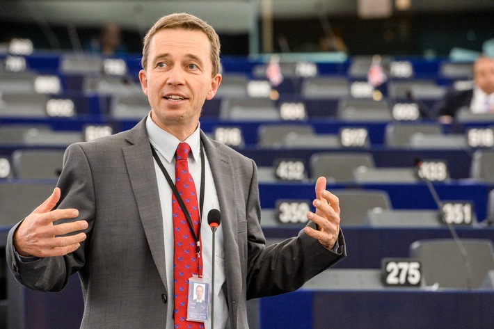 Bernd Lucke (LKR): „Mehr Argumente, weniger AfD“ / Allensbach-Studie: Immer mehr Deutsche trauen sich nicht,öffentlich zu sagen, was sie denken (FOTO)