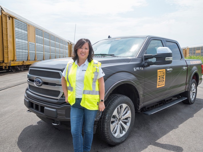 Video: Batterie-elektrischer Ford F-150 zieht 10 Eisenbahn-Waggons mit einem Gesamtgewicht von 450 Tonnen