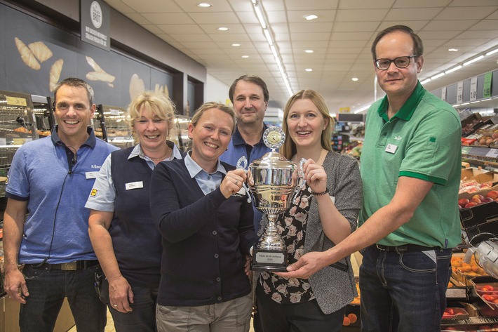 „Wir sind Lidl“: Geschäftsleitung von Lidl Deutschland packt in Filiale einen Tag lang mit an (FOTO)