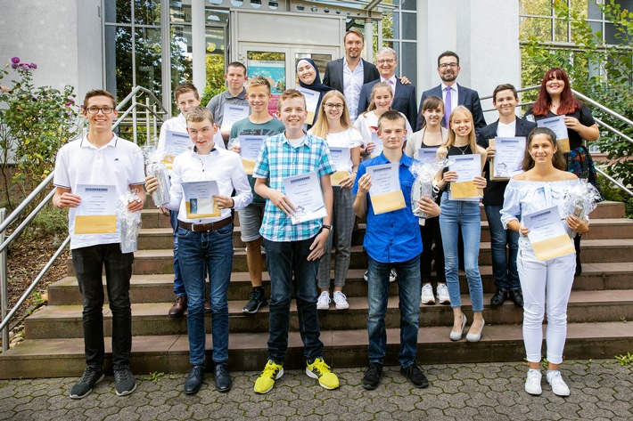 Die Besten aus Hessen: Staatssekretär Dr. Manuel Lösel würdigt mit Netzwerk SCHULEWIRTSCHAFT die Landessieger des Schülerwettbewerbs „Bester Praktikumsbericht 2018/2019“ (FOTO)