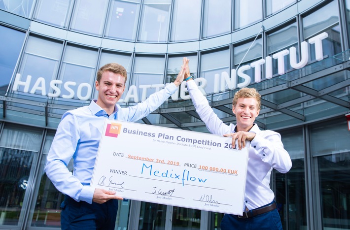Startup-Idee Pflegekräfte mit digitalem Assistenten zu entlasten gewinnt 100.000 Euro (FOTO)
