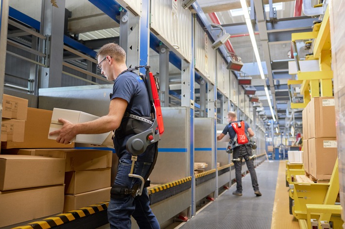 German Bionic testet neuen intelligenten Kraftanzug „Made in Germany“ am IKEA Logistikstandort Dortmund (FOTO)