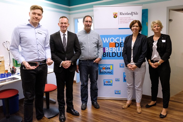 „Woche der Berufsbildung“ in Rheinland-Pfalz / Minister Wissing trifft Hörakustik-Auszubildende (FOTO)