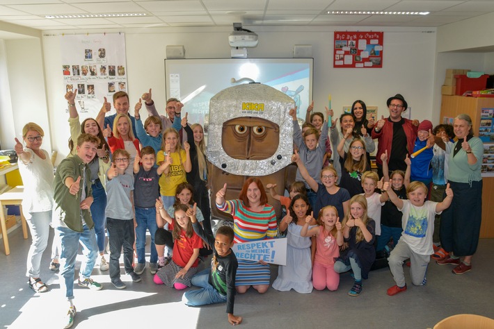 Ergebnisse der Exklusivbefragung und Programmangebote zum KiKA-Themenschwerpunkt 2019 / Kinder in Deutschland gehen gerne zur Schule, fordern mehr Mitbestimmung und späteren Unterrichtsbeginn (FOTO)
