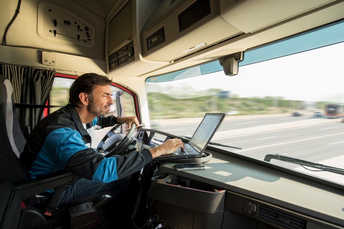 Verkehrssicherheit im Betrieb zum Thema machen – Arbeits- und Wegeunfälle mit LKW nehmen zu (FOTO)