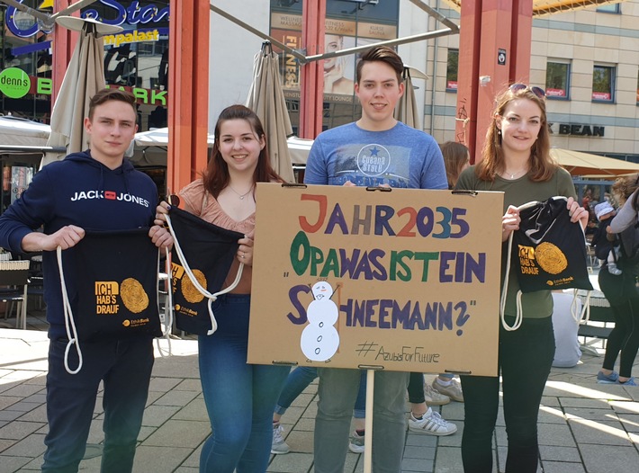 EthikBank streikt für das Klima / Mitarbeiterinnen und Mitarbeiter gehen am 20.09. demonstrieren – obwohl sie eigentlich frei hätten (FOTO)