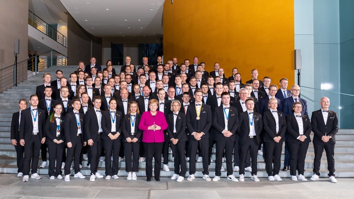 „Es muss auf der Welt auch Menschen geben, die einen praktischen Zugang zum Leben haben“ / Deutsche Berufe-Nationalmannschaft zu Gast bei Bundeskanzlerin Dr. Angela Merkel (FOTO)