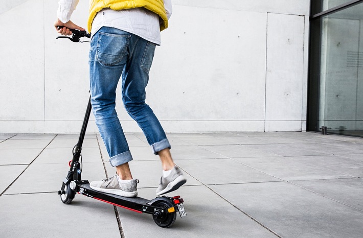 Moovi vermarktet neuen E-Scooter „StVO Pro“ gemeinsam mit der AXA als ersten bereits beim Kauf versicherten E-Scooter (FOTO)