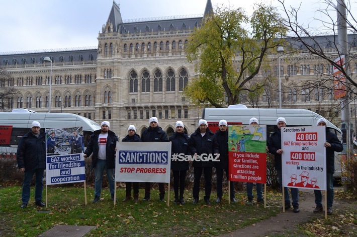Arbeiterinnen und Arbeiter des russischen Automobilkonzerns GAZ fahren von Russland nach Deutschland, um den Konzern von US-Sanktionen zu befreien / #SaveGAZ (FOTO)