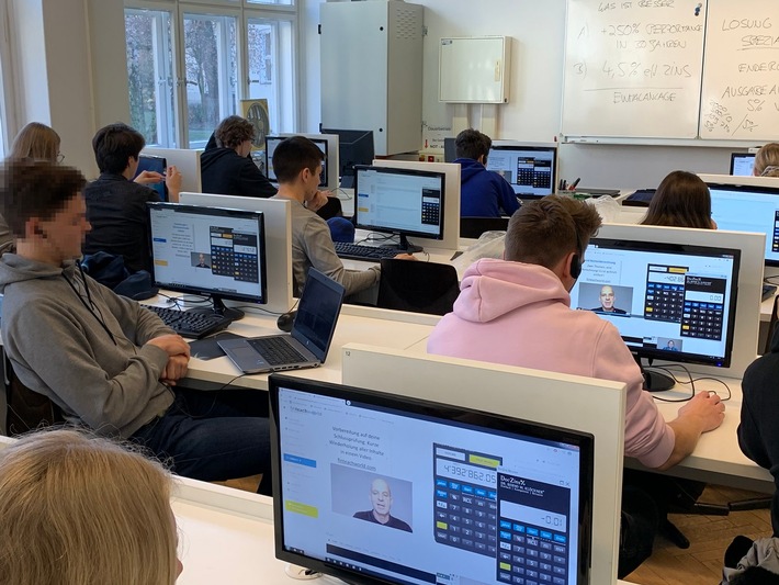 Schüler rechnen Finanzberater schwindelig / ARD-Börsenexpertin Anja Kohl beklagt fehlende Finanzbildung in Schulen – und irrt / Berliner Gymnasium unterrichtet erstmals mit neuartigem Lernprogramm (FOTO)