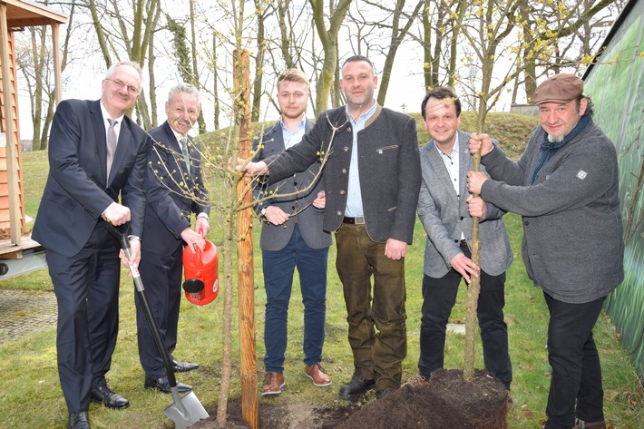 LBS Ost pflanzt Bäume / Je Bausparvertrag ein Euro als Spende für den deutschen Wald (FOTO)