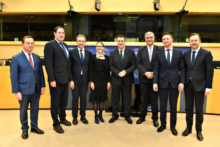 COVID-19: Europäischer Ausschuss der Regionen beschließt Einrichtung einer Plattform zur Unterstützung regionaler und lokaler Gebietskörperschaften (FOTO)