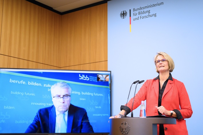 Karliczek: Ausbildung schafft gerade jetzt Zukunftsperspektiven (FOTO)