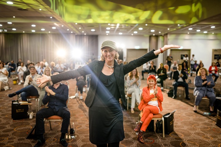 „Löwin“ gewinnt internationalen Redner-Wettbewerb / Award für das Thema „von der Wildnis fürs Business lernen“ (FOTO)