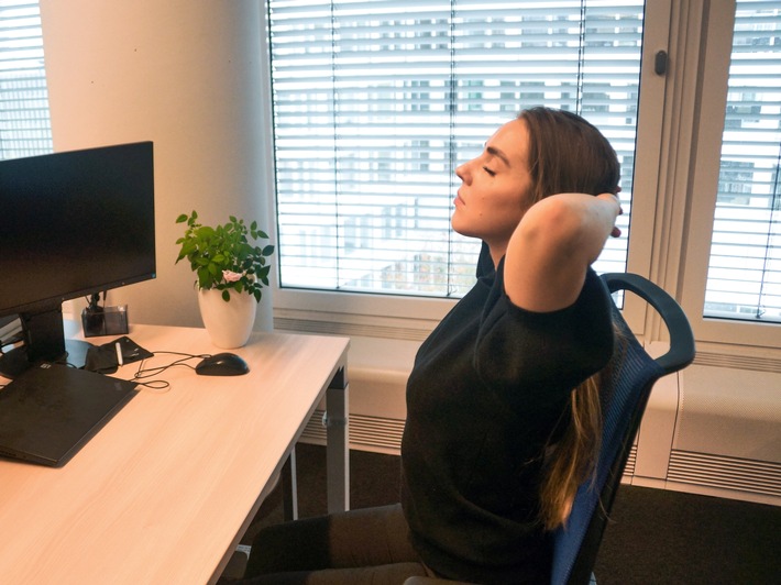 TÜV Rheinland: Mit „Arbeitstechnik-Training“ fit bleiben / Aktiv Muskel- und Skeletterkrankungen im Arbeitsalltag vorbeugen / Training on the Job vermittelt wichtige Tipps (FOTO)