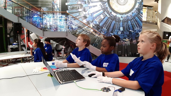„Timster“ geht mit „Code4Space“ auf Weltraummission / Mit Astro-Trainee Dr. Suzanna Randall und neuen Spiel- und Buchtipps (FOTO)