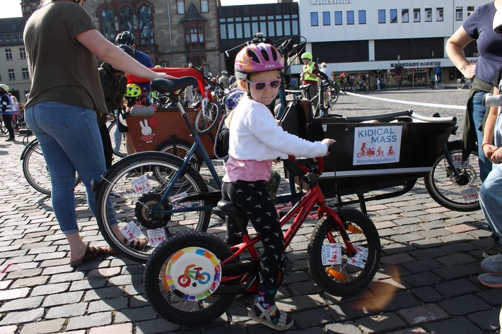 „Platz da für die nächste Generation!“ / Die Kidical Mass eroberte die Straßen mit über 100 bunten Fahrraddemos (FOTO)
