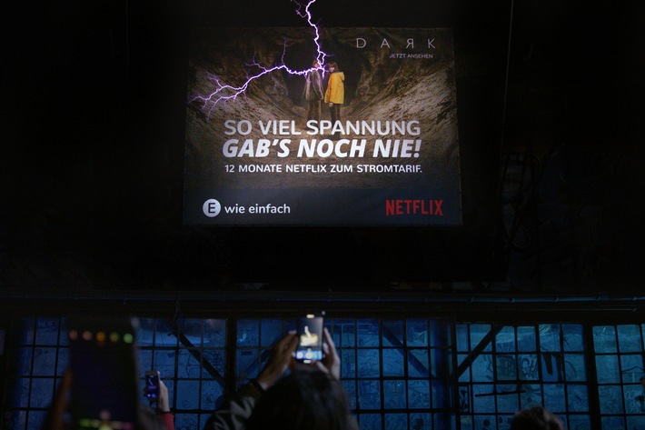 Hochspannung pur: E WIE EINFACH und NETFLIX inszenieren erstes blitzendes Plakat der Welt (FOTO)