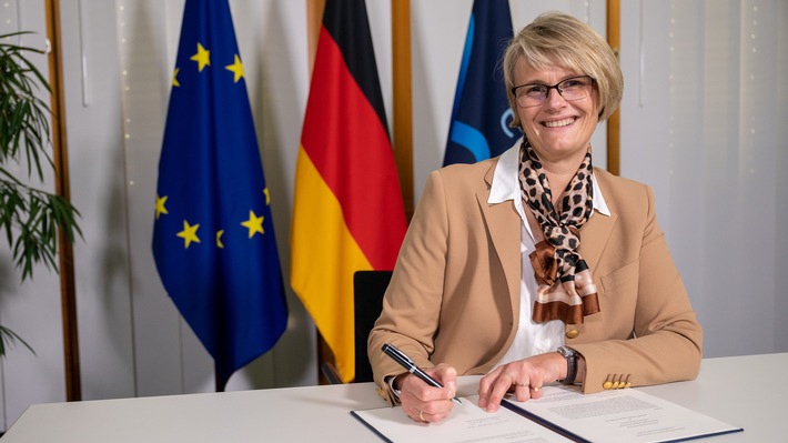 Karliczek: 500 Millionen für Administratoren können jetzt fließen (FOTO)
