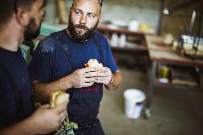 Sandwich oder Salat, Snack oder Schnitzel: Wie ausgewogen ernähren sich Berufstätige im Job? / Neue Studie von Snack5 zur Zwischenverpflegung mit Snacks bei Berufstätigen in Deutschland und Österreich (FOTO)