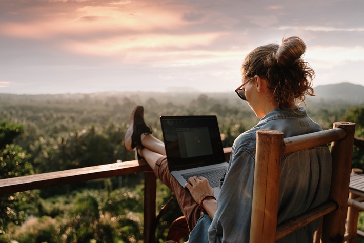 Neuer Reisetrend „Workation“: Expedia bietet Home-Office-müden Arbeitnehmern eine Luxus-Workation für nur 20,20 Euro (FOTO)