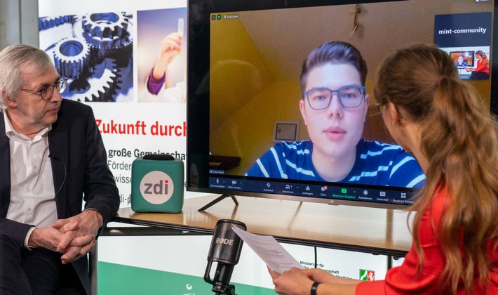Adventspecial: Vier Geschichten aus 15 Jahren MINT-Förderung in NRW / Es ist wichtig sein Wissen weiterzugeben: Vom Roboter-Programmierer zum Mentor und zdi-Guru (FOTO)