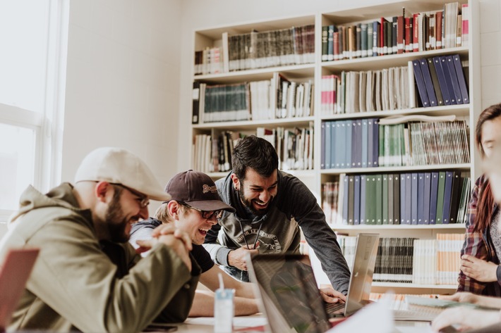 Fun at Work Day: Mehr als jeder zweite Deutsche liebt seine Arbeit (FOTO)