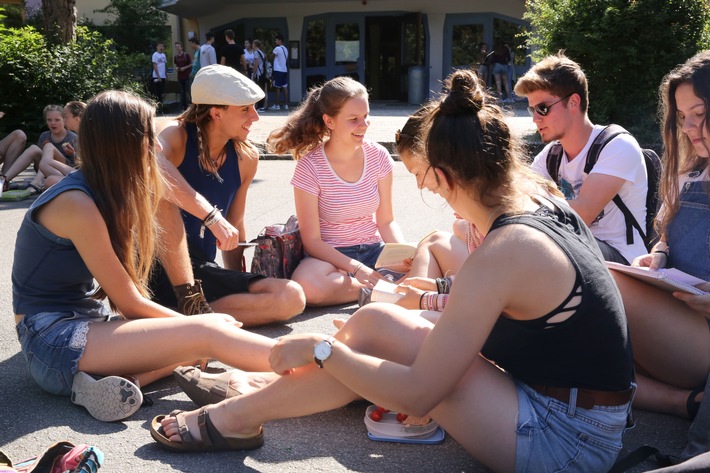 Lernen und Aufwachsen im Zeitalter der Digitalisierung / Wissenschaftler der Alanus Hochschule veröffentlichen erste Studie zu Bildungserfahrungen von Millennials an deutschen Waldorfschulen (FOTO)