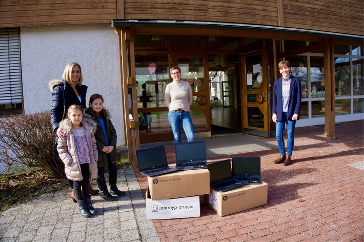 Interhyp Gruppe fördert Digitalisierung und spendet 30 Laptops an die Grundschule Pliening / Dank Interhyp-Spende bekommen alle Schüler der Grundschule Pliening Laptop für den Distanzunterricht (FOTO)